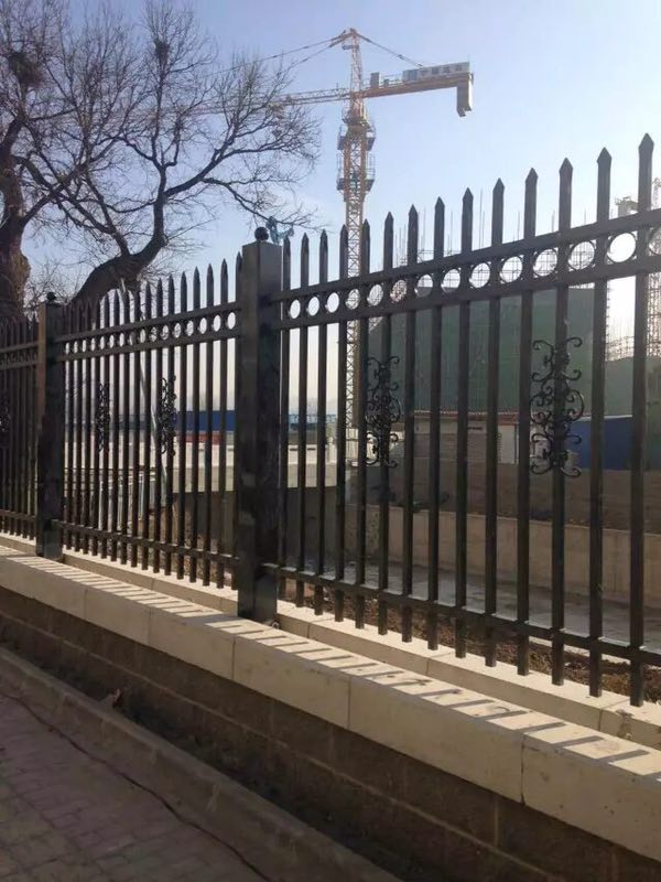 锌钢护栏与其它护栏相对的优势
